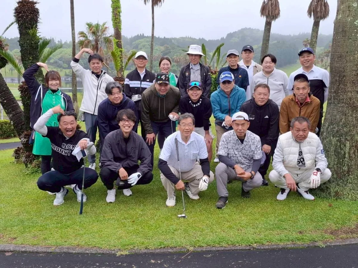 ゴルフ同好会の集合写真